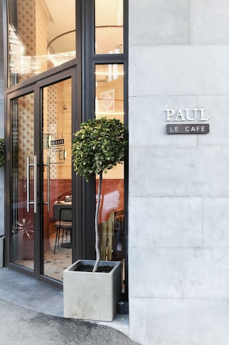 Modern Gem Steps to Republic Square