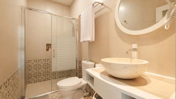 Shower, pengering rambut, handuk, dan sabun