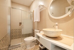 Douche, séchoir à cheveux, serviettes fournies, savon