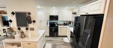 Geladeira, micro-ondas, fogão, cooktop