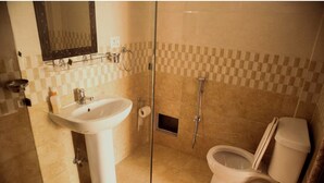 Un baño con lavabo, inodoro y ducha.