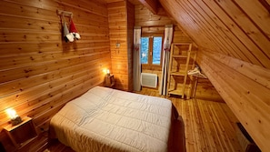 3 bedrooms, desk, iron/ironing board, free WiFi