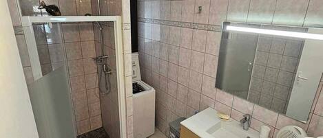 Séchoir à cheveux, serviettes fournies, savon, papier de toilette