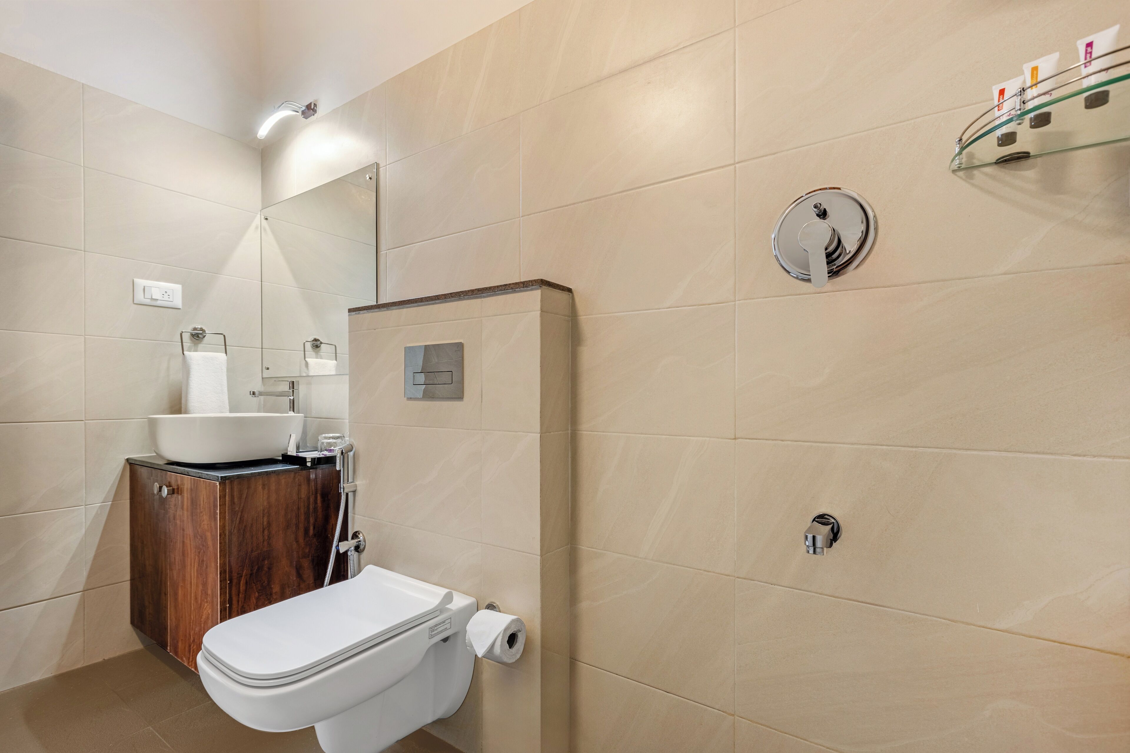 Un baño moderno con inodoro, lavamanos y ducha.