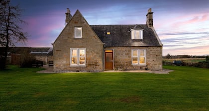 Old Duffus Farmhouse on Scottish Estate - stunning castle views