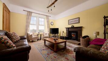 Smart-TV, peis, DVD-spiller og bøker