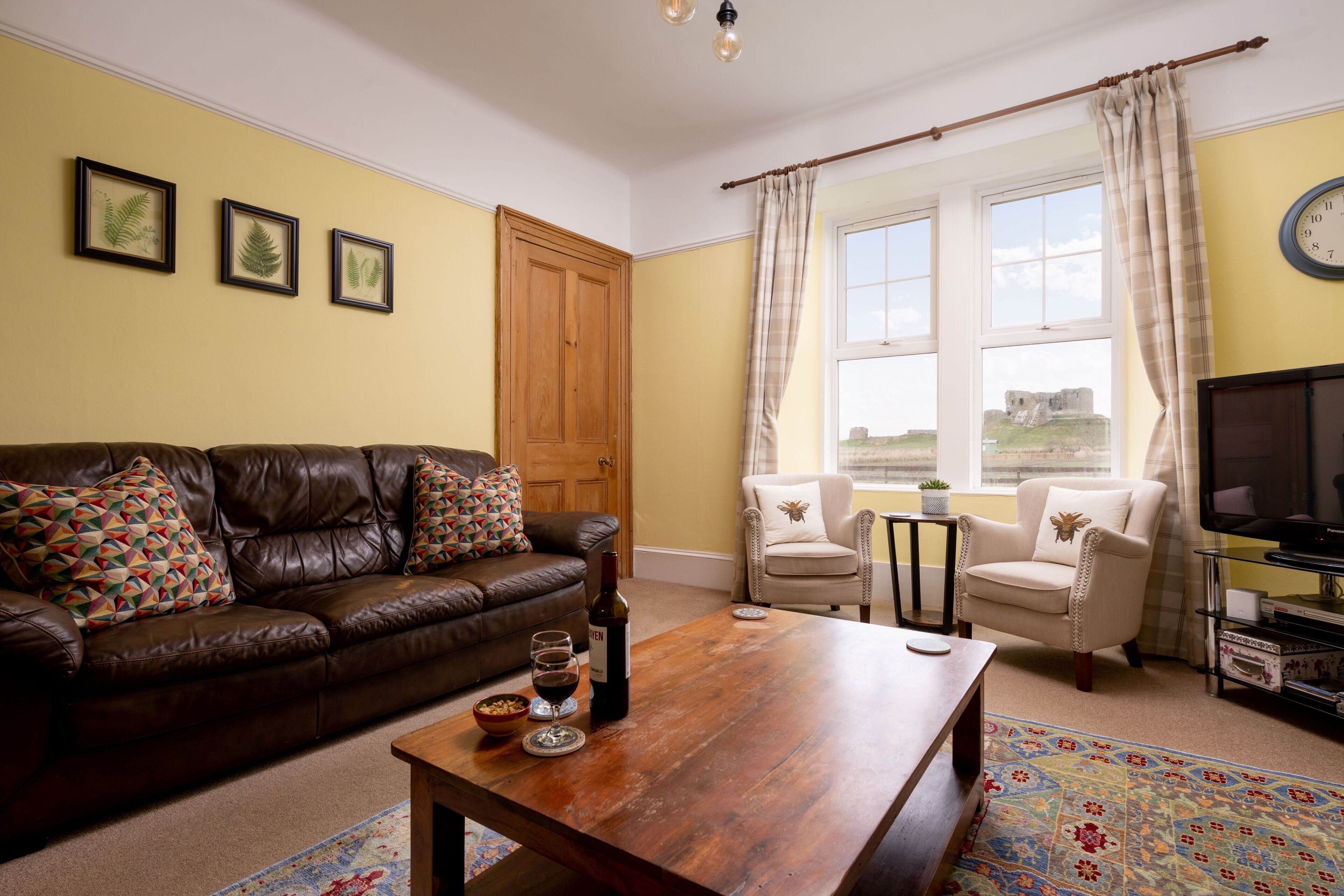 Smart TV, chimenea, reproductor de DVD y libros 