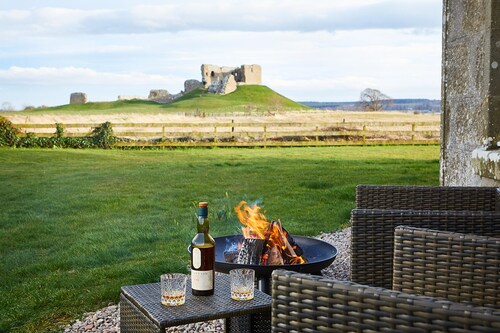 Old Duffus Farmhouse on Scottish Estate - stunning castle views