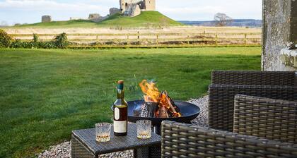 Old Duffus Farmhouse on Scottish Estate - stunning castle views