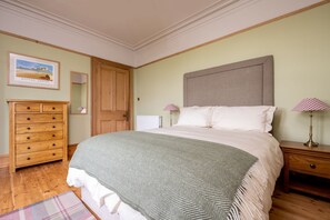 4 bedrooms, desk, iron/ironing board, travel cot - Old Duffus Farmhouse on Scottish Estate - stunning castle views (Elgin)