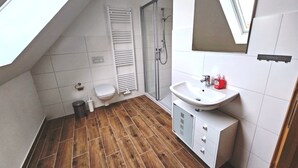 Shower, hair dryer - Ferienhaus in Wendorf am Seenplatte (Wendorf)