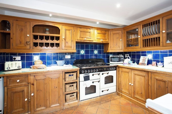 Fridge, microwave, oven, coffee/tea maker