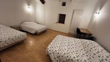 6 habitaciones, tabla de planchar con plancha, wifi y ropa de cama
