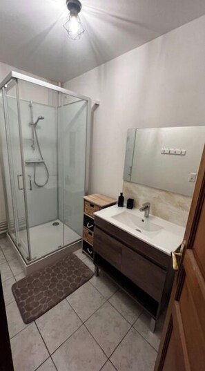Douche, sèche-cheveux, serviettes fournies, savon