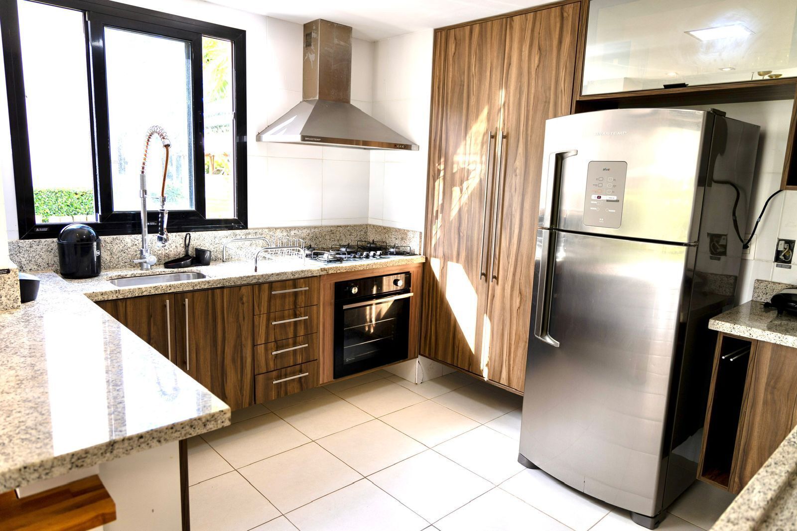 雪櫃、微波爐、焗爐、爐具