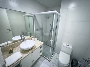 Chuveiro, secador de cabelo, toalhas de banho, sabonete