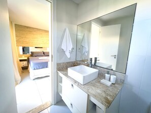 2 quartos, ferros/tábuas de passar roupa, Wi-Fi, roupa de cama