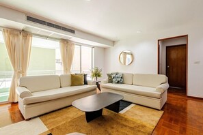 Living area - Spacious 4-bedroom Penthouse.8 min to BTS. Next to Emsphere. Elevator+Wheelchair (Watthana)