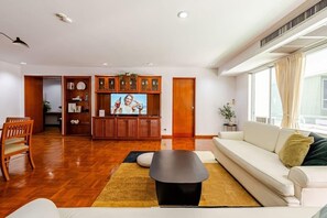 Living area - Spacious 4-bedroom Penthouse.8 min to BTS. Next to Emsphere. Elevator+Wheelchair (Watthana)