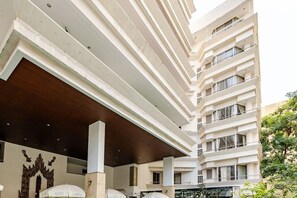 Exterior - Spacious 4-bedroom Penthouse.8 min to BTS. Next to Emsphere. Elevator+Wheelchair (Watthana)