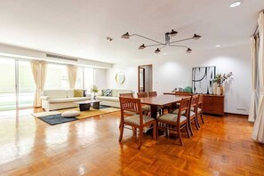 Interior - Spacious 4-bedroom Penthouse.8 min to BTS. Next to Emsphere. Elevator+Wheelchair (Watthana)