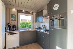 Oppvaskmaskin, kaffetrakter/tekoker, brødrister og spisebord