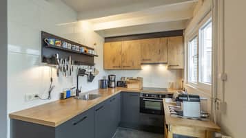 Geschirrspüler, Wasserkocher mit Kaffee-/Teezubehör, Toaster, Hochstuhl