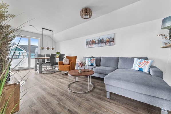 Fernseher, Kamin, Videothek, Stereoanlage