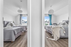 2 Schlafzimmer, Schreibtisch, Bügeleisen/Bügelbrett, Reisekinderbett