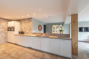 Dishwasher, coffee/tea maker, toaster