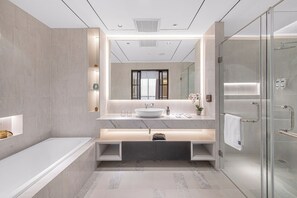 Phòng Suite | Phòng tắm | Dép đi trong nhà, khăn tắm, xà phòng, dầu gội