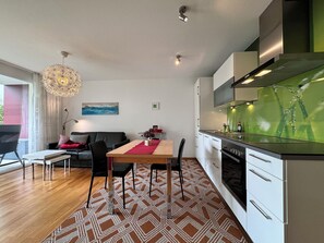 Kylskåp, ugn, spishäll och diskmaskin