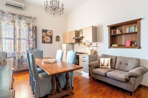 Appartement Duplex Classique, vue mer | Coin séjour | Télévision de 35 pouces avec chaßnes numériques