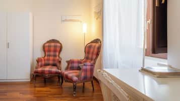 2 bilik tidur, seterika/papan seterika, katil bayi/kot (surcaj)