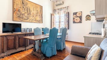 Classic-Maisonette, Meerblick | Wohnbereich | 35-Zoll-Fernseher mit Digitalempfang