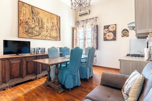 Toetasjesleilighet – classic, sjøutsikt | Oppholdsområde | En 35-tommers TV med digitale kanaler