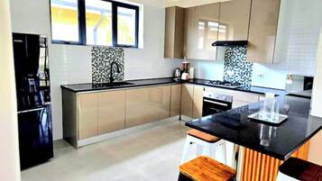 Micro-ondes, four, plaque de cuisson, lave-vaisselle