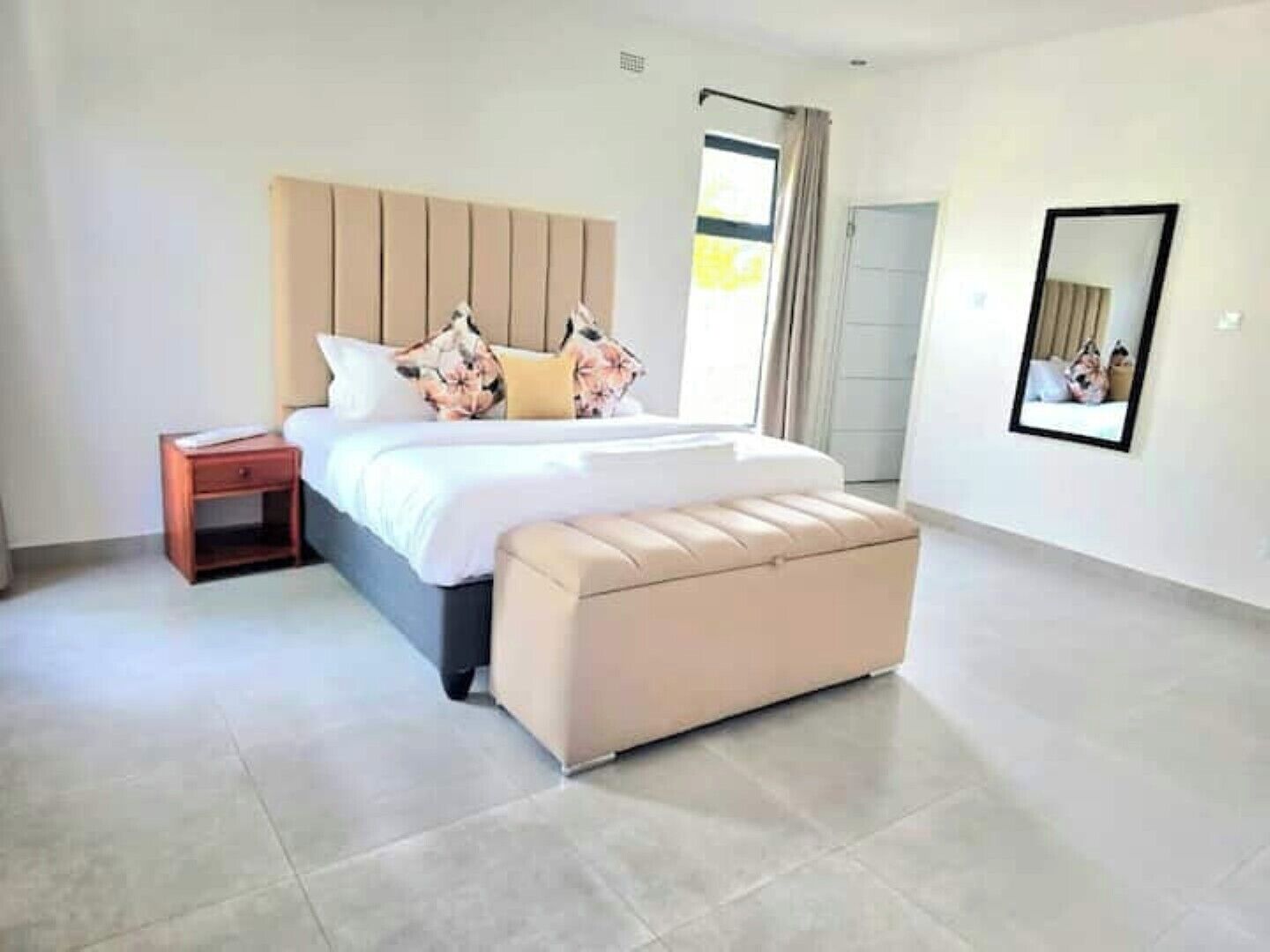 3 habitaciones, tabla de planchar con plancha, wifi y ropa de cama 