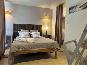 2 soverom, strykejern/-brett, reiseseng for barn og internettilgang