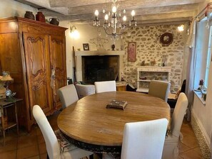 Dining - Le Cottage, private pool in the countryside (Sainte-Anastasie)