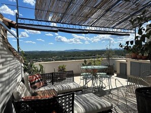 Outdoor dining - Pretty atypical house (Vézénobres)