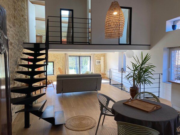 Interior - Les Pradinaux, shared pool (Saint-Hilaire-de-Brethmas)