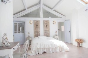 6 bedrooms, WiFi, bed sheets