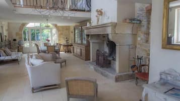 Télévision, cheminée