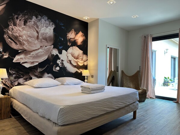 4 bedrooms, iron/ironing board, internet, bed sheets