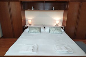 4 bedrooms, iron/ironing board, travel cot, free WiFi