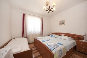 3 chambres, fer et planche à repasser, lit de bébé portatif