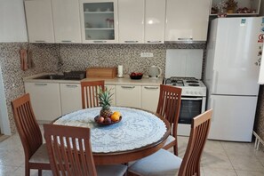 Kühlschrank, Ofen, Herdplatte, Esstisch