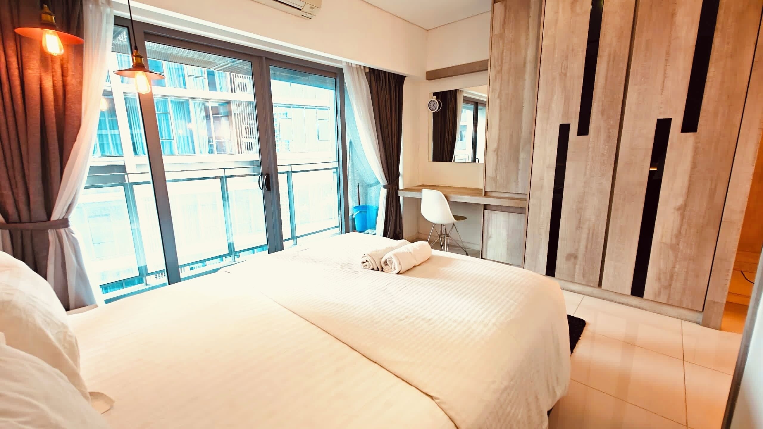 Desk, laptop workspace, free WiFi