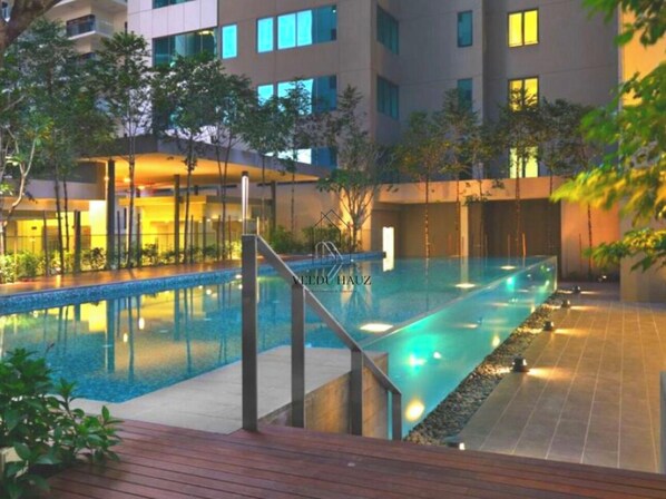 สแตนดาร์ดสตูดิโอ, เตียงควีนไซส์ 1 เตียง, ระเบียง, วิวเมือง | บริเวณนั่งเล่น